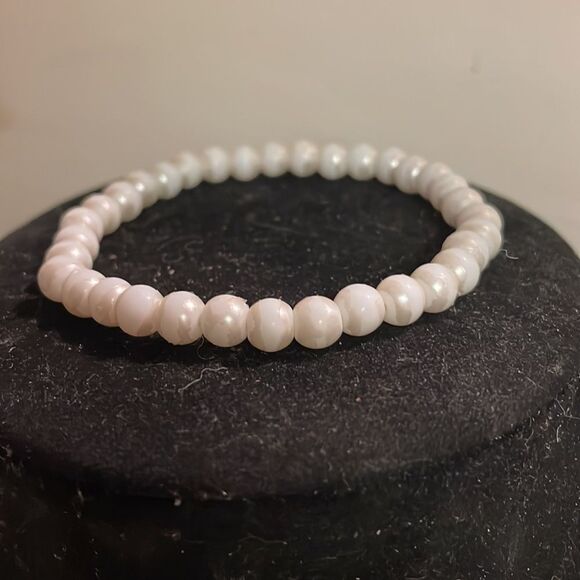 3.5” white agate colored beaded stackable stretch bracelet - Picture 4 of 8